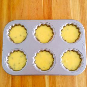 冷藏完毕后取出，用勺子把面糊装入模具内，八分满。（如果非不粘模要先做防粘处理，这里用的是学厨的玛德琳模具，刚好一盘6个量）