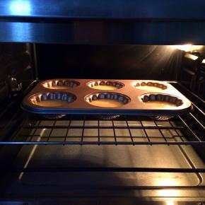 入预热好的烤箱中层，上下火175度约15分钟。