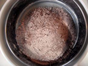 低粉+泡打粉+可可粉+盐过筛两遍；