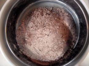 低粉+泡打粉+可可粉+盐过筛两遍；