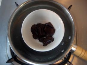 巧克力掰成小块，隔热水融化，然后罩上保鲜膜放凉备用；