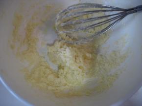 软化的黄油+45克砂糖搅打均匀，无需打发；