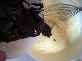 加入溶化的巧克力