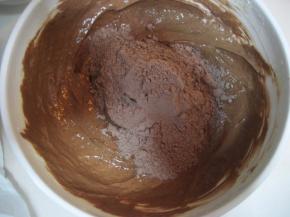 筛入面粉用橡皮刮刀切拌均匀