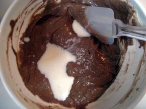 加入少量牛奶酸奶混合的液体切拌均匀（面粉与牛奶酸奶混合液体不要一下倒入，要分次少量交替加入，以保证拌好的面糊细腻光滑无干粉)；