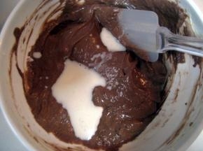 加入少量牛奶酸奶混合的液体切拌均匀（面粉与牛奶酸奶混合液体不要一下倒入，要分次少量交替加入，以保证拌好的面糊细腻光滑无干粉)；