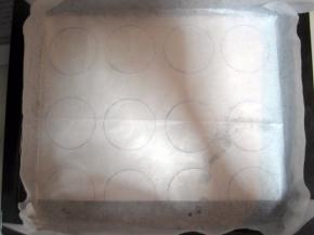 在白纸画出大小相等的圆圈（我用的是口维可果酱瓶盖，画了12个圆圈），将画好图案的白纸放在烤盘上，再将油纸铺在上面。如果嫌麻烦，也可省略在纸上画圈，直接将油纸铺在烤箱盘上，最后把面糊挤在油纸上即可。