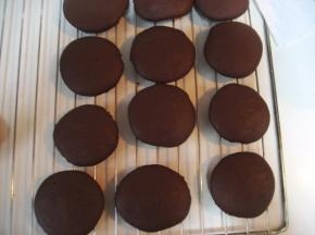 烤好的巧克力派放烤网上晾凉，取的时候动作要轻，以免派断裂；