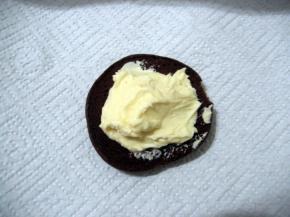 取一放凉的派，抹上奶油霜，再盖上一片派，表面撒上糖粉装饰（也可不用）。做好的派冷藏后口感更佳。