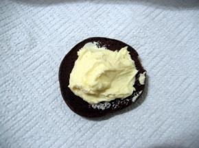 取一放凉的派，抹上奶油霜，再盖上一片派，表面撒上糖粉装饰（也可不用）。做好的派冷藏后口感更佳。