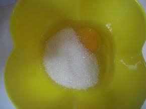 鸡蛋+45克砂糖搅拌均匀；