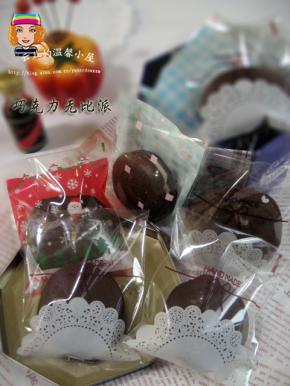 巧克力无比派用漂亮的小袋子装起来，是不是更精致了呢。携带还方便，送人又有面呢。