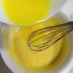 加入融化的黄油，拌至黄油和面糊完全融合。