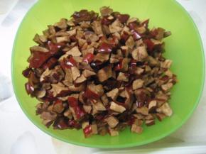 红枣去核，切小丁。如果是很干的大枣，需要加水浸泡变软，再擦干水份，切丁。