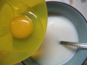 鸡蛋加入牛奶中搅拌均匀。