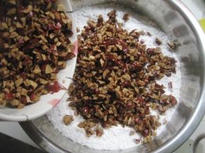 所有粉类混和均匀，倒入红枣碎。