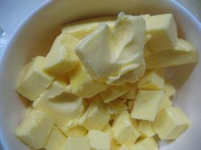 黄油室温软化，用手能在黄油按个坑就可以啦。