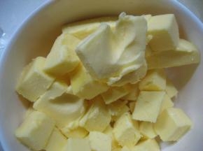 黄油室温软化，用手能在黄油按个坑就可以啦。