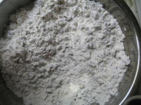 将红枣与面粉混合均匀。