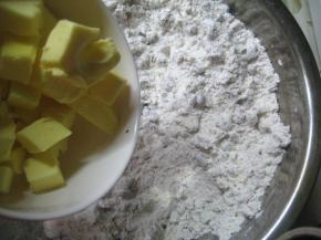 把软化的黄油倒入面粉中。