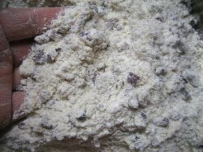 用手将黄油与面粉混合，搓成粗沙状。