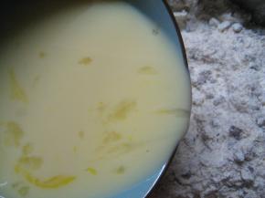 把牛奶鸡蛋混合液倒入面粉中，混合均匀。