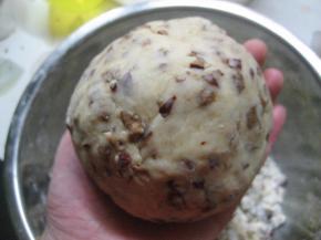 面粉揉成团即可，不要过度揉搓，使黄油融化，面团出筋。放冰箱冷藏半小时 。