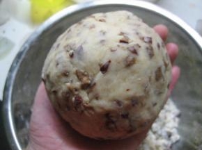 面粉揉成团即可，不要过度揉搓，使黄油融化，面团出筋。放冰箱冷藏半小时 。