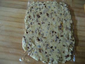 取出松驰好的面团，底部铺上保鲜膜，擀成长方形。