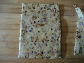 将面片擀成2CM厚的长方形，切去不规则边角。