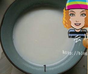 牛奶+砂糖微波炉高火加热30秒，使砂糖完全融解，放凉备用。