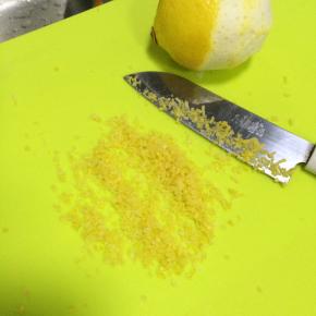 把柠檬用盐搓洗干净，把皮削下来，皮内白色的部分去掉，只留黄色皮的部分切成屑。