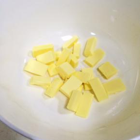 黄油切块软化。