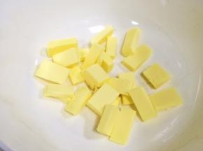 黄油切块软化。