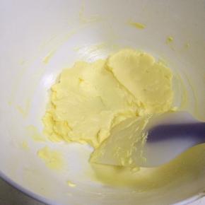 用刮刀按压翻拌黄油至顺滑。
