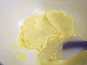 用刮刀按压翻拌黄油至顺滑。