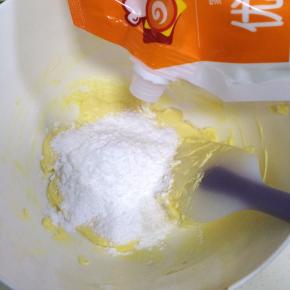 加入糖粉和盐。
