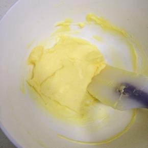 用刮刀翻拌均匀，使糖粉、盐和黄油混合均匀，不需要打发。