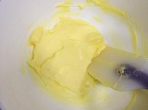 用刮刀翻拌均匀，使糖粉、盐和黄油混合均匀，不需要打发。