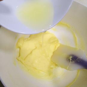 柠檬汁分两次加入，加入一次翻拌均匀后再加入下一次柠檬汁的量。