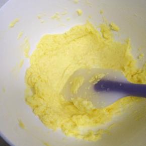 翻拌至柠檬汁和黄油混合均匀。