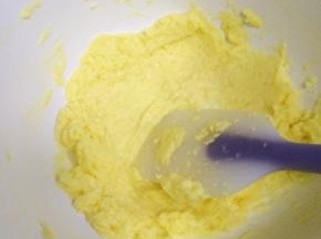 翻拌至柠檬汁和黄油混合均匀。