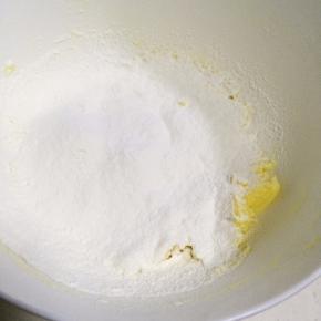 筛入低筋面粉。