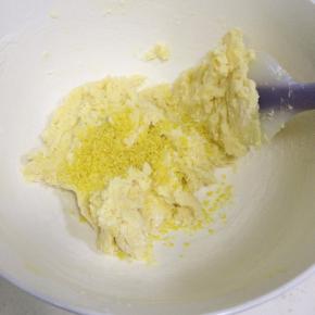 用刮刀稍微翻拌几下，继续加入柠檬皮屑翻拌。