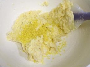 用刮刀稍微翻拌几下，继续加入柠檬皮屑翻拌。