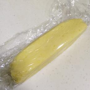 把拌好的饼干面糊用保鲜膜包裹好。