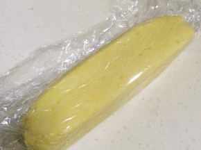 把拌好的饼干面糊用保鲜膜包裹好。