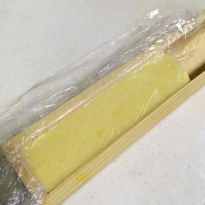 放入模具整形，入冰箱冷冻一个小时，直至把面团冻得坚硬。