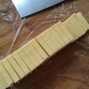 冷冻完毕后取出切块，切成5毫米的片状。