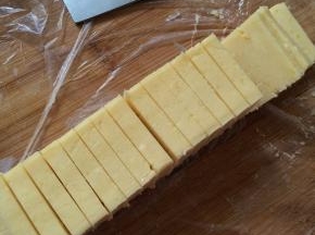 冷冻完毕后取出切块，切成5毫米的片状。